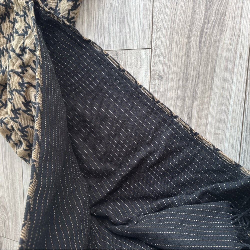 Michael Kors Shawl Signature MK Logo Jacquard Cape Wrap - Picture 5 of 5